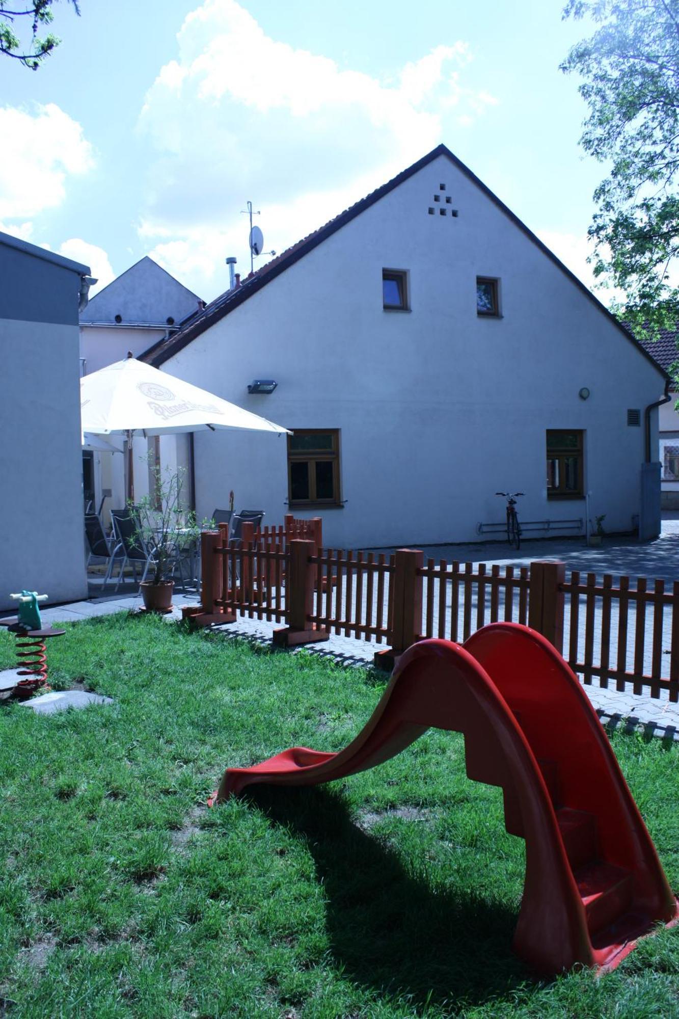 Penzion A Caferestaurant U Lavky Chrudim Exterior foto